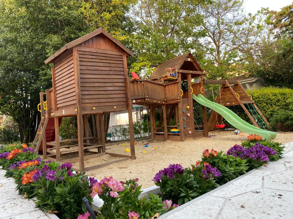 Friends Family Hotel Lozenets Ngoại thất bức ảnh